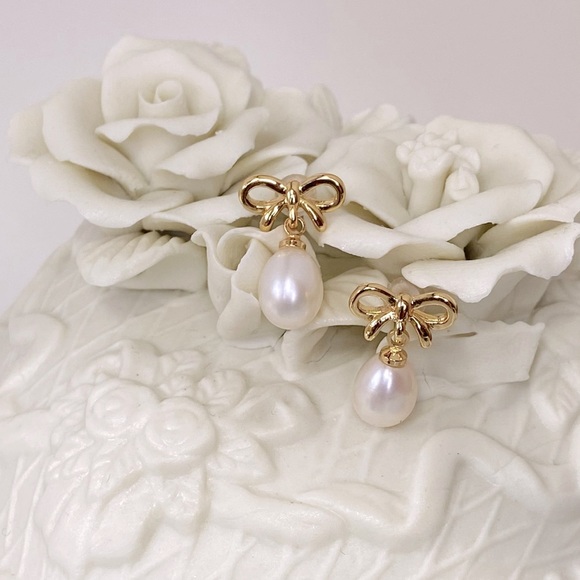 Freshwater Pearl Dainty Earrings Bowtie - Picture 2 of 4